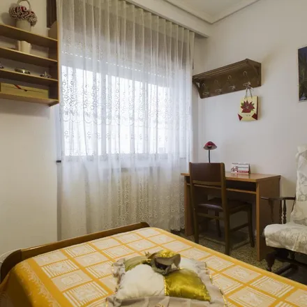 Rent this 3 bed apartment on Avenida de Portugal in 138, 140