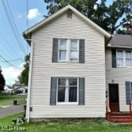 Buy this 5 bed house on 15 Sheridan Avenue Southeast in Weathersfield Township, Niles