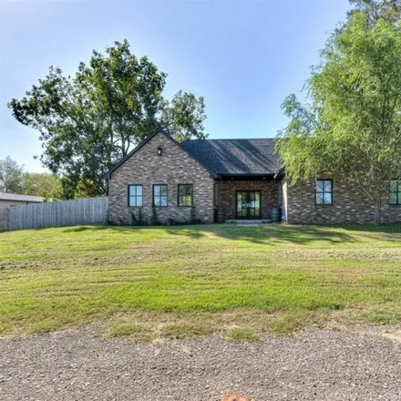 Buy this 3 bed house on 484 East Morehead Avenue in Washington, McClain County
