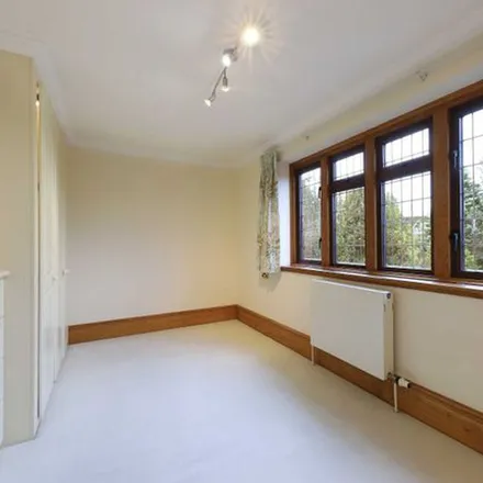 Image 5 - Doggetts Wood Lane, Little Chalfont, HP8 4TJ, United Kingdom - Apartment for rent
