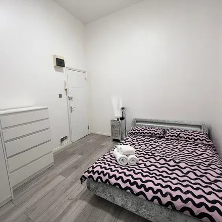 Rent this studio apartment on Streets Coffee in 289 Finchley Road, London