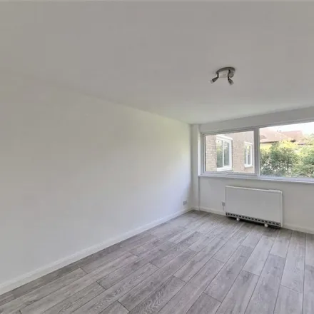 Rent this 2 bed apartment on Sudbury Golf Course in Jubilee Road, London