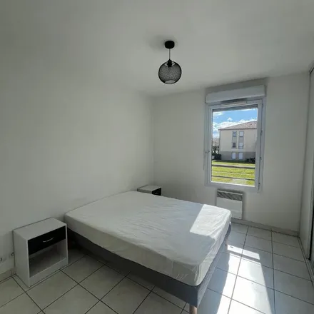 Image 1 - Le Fourn'isle, 5 Place Gabriel Péri, 38080 L'Isle-d'Abeau, France - Apartment for rent