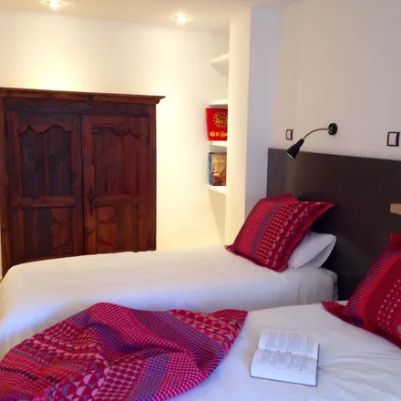 Rent this 6 bed room on Carrer de Fontanars dels Alforins in 33, 46014 Valencia