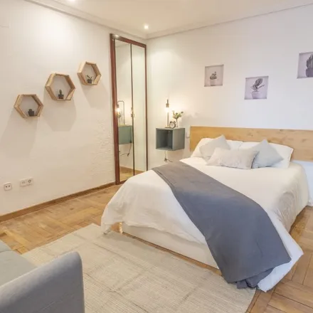 Rent this 6 bed room on Avenida de Filipinas in 28003 Madrid, Spain