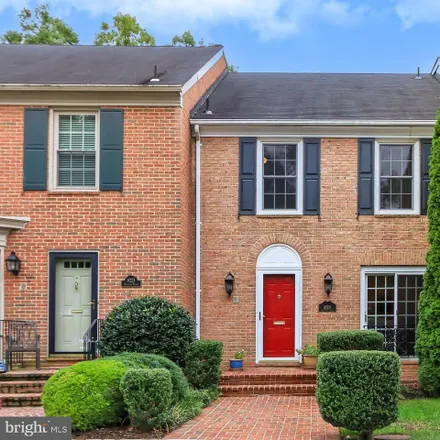 Image 2 - 8223 Taunton Place, West Springfield, VA 22152, USA - Townhouse for sale