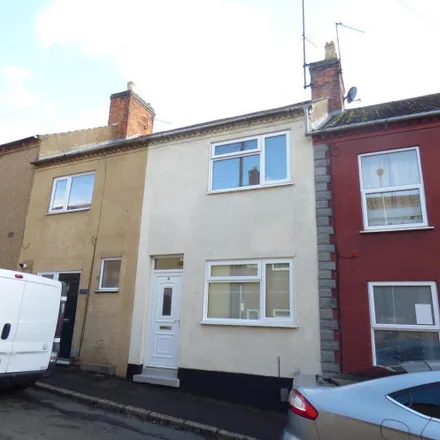 Rent this 2 bed townhouse on New Street in Rothwell, NN14 6EE