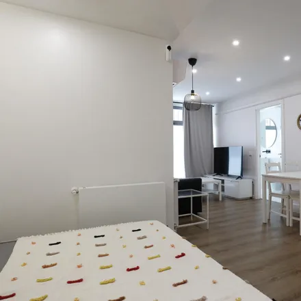 Rent this studio apartment on Taller Puntera S.L. in Plaza del Conde de Barajas, 4