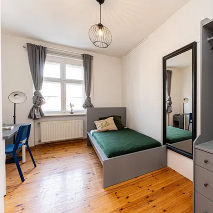 Rent this 4 bed room on Heinrich-Roller-Straße 11 in 10405 Berlin, Germany