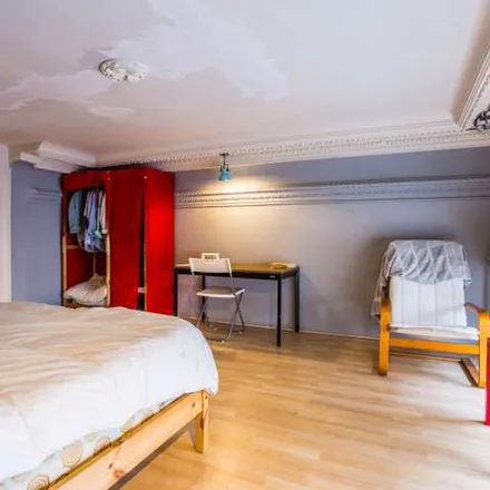 Rent this 3 bed apartment on Place Raymond Blyckaerts - Raymond Blyckaertsplein in 1050 Ixelles - Elsene, Belgium