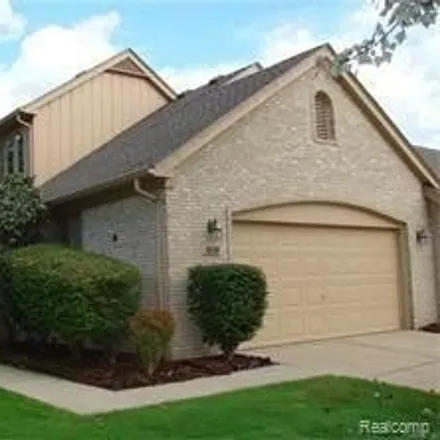 Rent this 3 bed condo on Dawn Ridge Drive in Troy, MI 48098