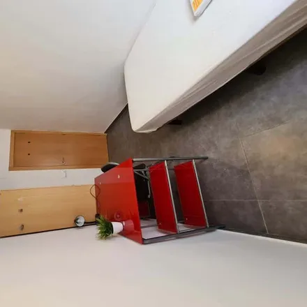 Rent this 4 bed room on Carrer del Baró de San Petrillo in 8, 46020 Valencia