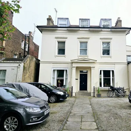 Rent this 3 bed apartment on High Street in London, N8 7FB