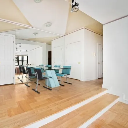 Image 6 - 225 East 74th Street, New York, NY 10021, USA - Apartment for sale