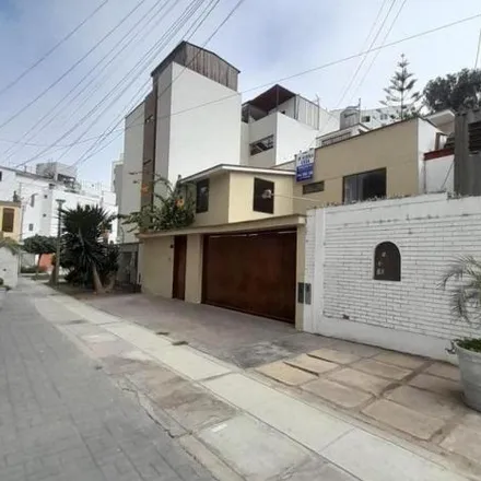 Rent this 5 bed house on El Roble Blanco in Surquillo, Lima Metropolitan Area 15038