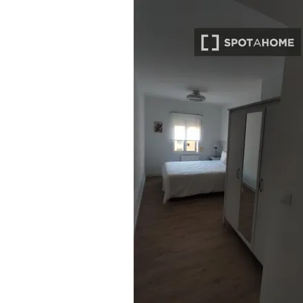 Rent this 3 bed room on Ferretería Rinconada in Calle de Beatriz Galindo, 28803 Alcalá de Henares