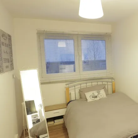 Rent this 4 bed room on 1-34 Old Church Road in Ratcliffe, London