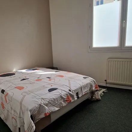 Rent this 3 bed apartment on 10 Rue de Nantes in 33300 Bordeaux, France