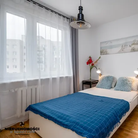 Rent this 3 bed room on Stanisława Kazury 16 in 02-795 Warsaw, Poland