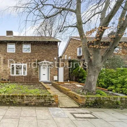 Rent this 4 bed duplex on 11 in 13 Canonbury Park North, London