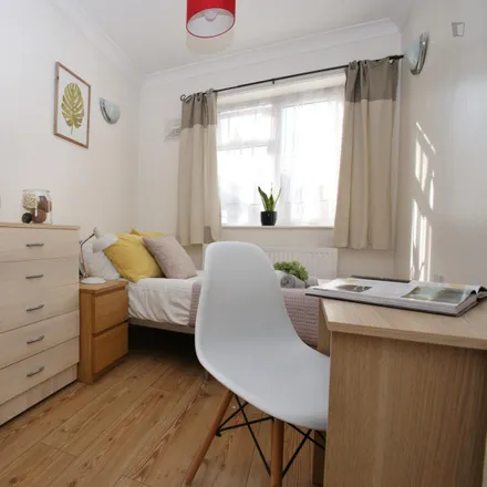Rent this 4 bed room on Saint Andrews Road in London, W3 7NF