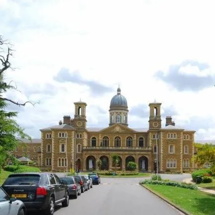 Image 7 - Princess Park Manor, Royal Drive, London, N11 3FP, United Kingdom - Apartment for rent