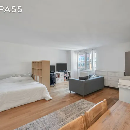 Rent this 1 bed apartment on 330 East 80th Street in New York, NY 10075