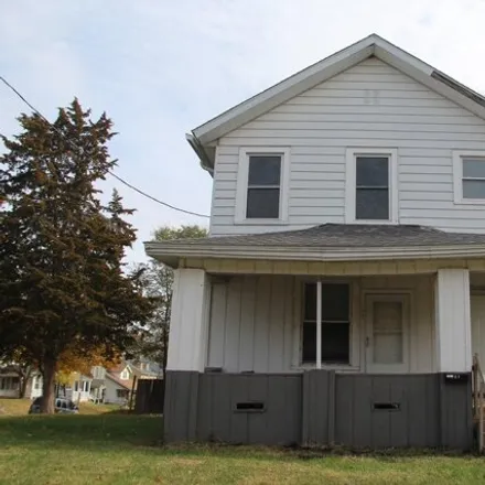 Buy this studio house on 668 West 14th Street in Davenport, IA 52803