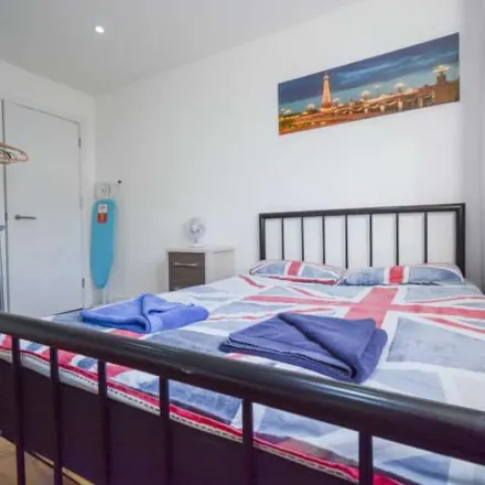 Image 5 - Chevron Apartments, 294 St James's Road, London, SE16 3FP, United Kingdom - Apartment for rent