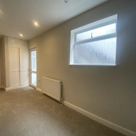 Image 7 - Curry Bengal, 25 Station Road, Horley, RH6 9HW, United Kingdom - Apartment for rent