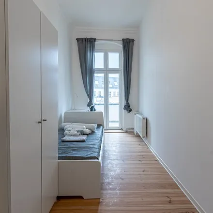 Rent this 4 bed room on Heidi‘s Steinlädchen in Boxhagener Straße 56, 10245 Berlin