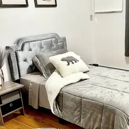 Rent this 3 bed apartment on Queens County in New York, NY