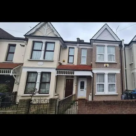 Rent this 4 bed townhouse on York Road in Bowes Park, London