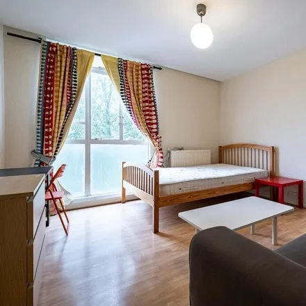 Rent this 3 bed apartment on Caernarvon House in Bishop's Bridge Road, London