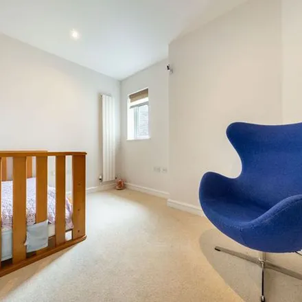 Rent this 4 bed townhouse on New Barnet Community Centre in Victoria Road, London