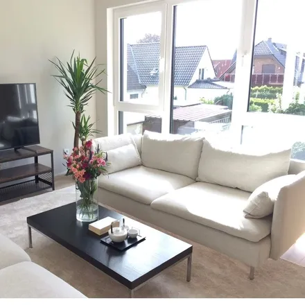 Rent this 3 bed apartment on Hans-Reumann-Straße 38 in 25462 Rellingen, Germany