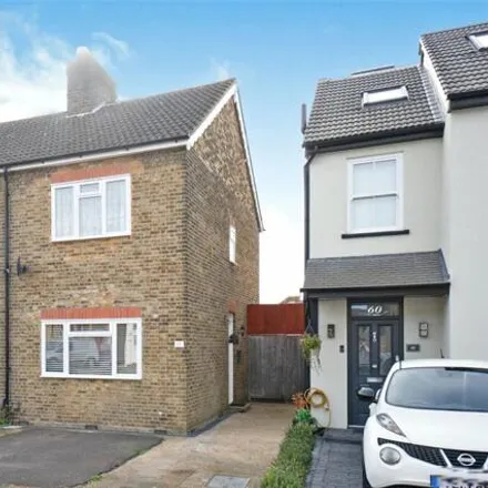 Buy this 3 bed duplex on Salisbury Road in London, RM2 5SX