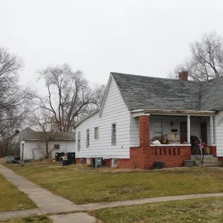 Buy this 2 bed house on 864 Greeley Street in Moberly, MO 65270