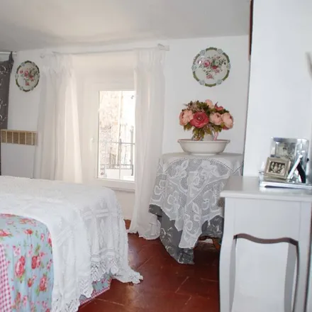 Rent this 2 bed townhouse on 11200 Thézan-des-Corbières