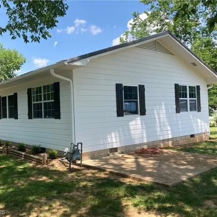 Image 2 - 202 Southeast 1st Street, Red Oak, Latimer County, OK 74563, USA - House for sale