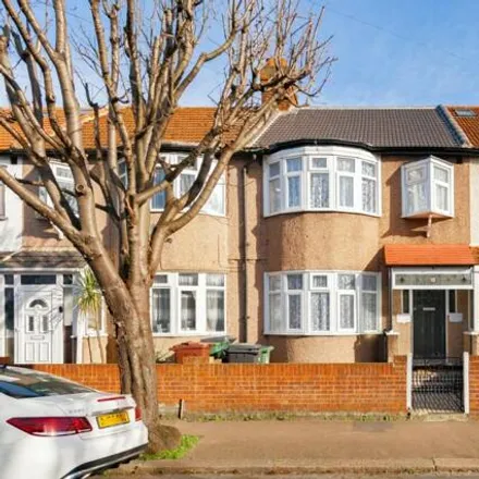 Rent this 4 bed townhouse on Sanderstead Road in London, E10 7PN