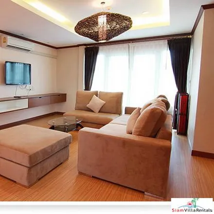 Rent this 3 bed apartment on Ekkamai