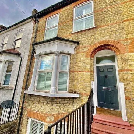 Rent this 3 bed apartment on Gordon Road in London, E18 1DT