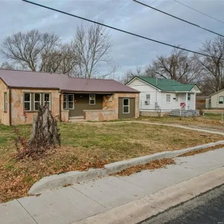 Buy this 3 bed house on 318 Miller Street in Lebanon, MO 65536