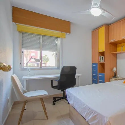 Rent this 5 bed room on Capuccino in Avinguda del Port, 46023 Valencia