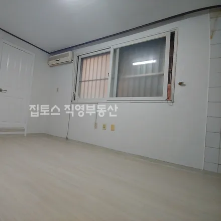 Rent this studio apartment on 서울특별시 송파구 삼전동 52-6