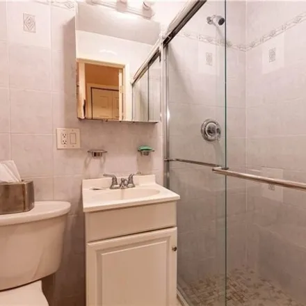 Image 7 - 1833 70th Street, New York, NY 11204, USA - House for sale