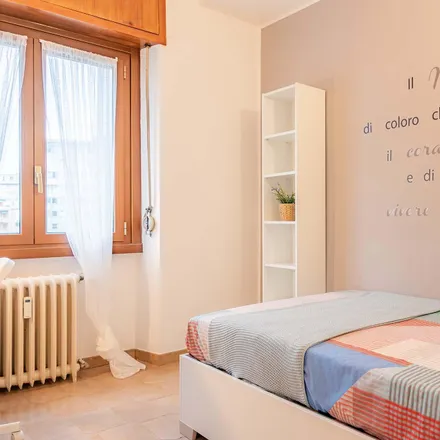 Rent this 3 bed room on Via Filippo Sassetti in 17, 20124 Milan MI