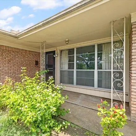 Image 3 - 6837 Bellaire Blvd, Houston, Texas, 77074 - House for sale