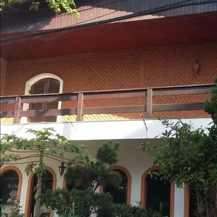 Rent this 4 bed house on Escola Municipal de Educação Básica Professor Geraldo Hypolito in Rua Continental 785, Centro